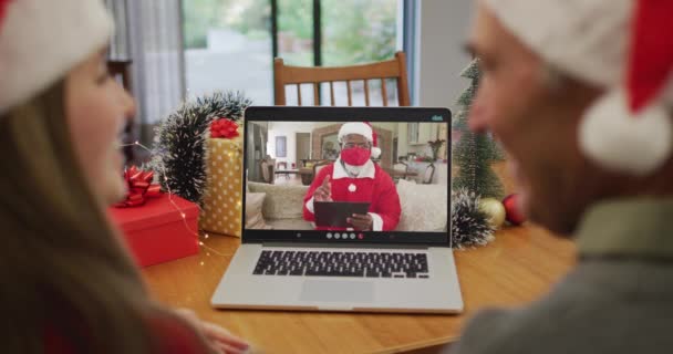 Visão Traseira Casal Caucasiano Vestindo Chapéus Papai Noel Ter Uma — Vídeo de Stock
