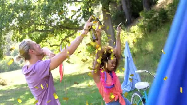 夏のキャンプで踊る人々の上に落ちるコンフェッティのアニメーション イベント お祝い エンターテイメント 夏と音楽のコンセプトデジタルで生成されたビデオ — ストック動画