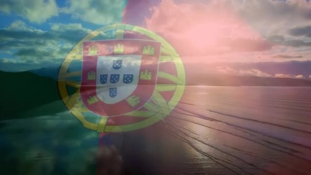 Kompozycja Cyfrowa Falującej Portugalskiej Flagi Widokiem Powietrza Plażę Fale Morskie — Wideo stockowe
