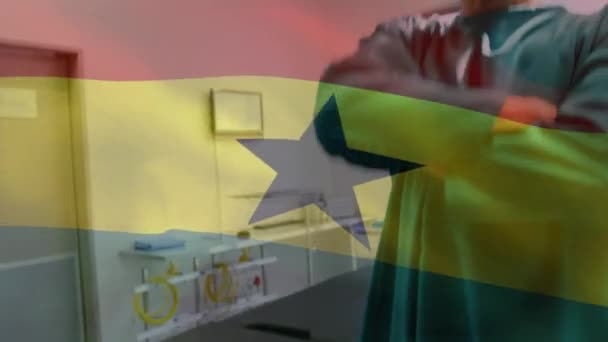 手術室で麻酔科医に手を振っているガーナの国旗のアニメーション 世界中の医療や医療サービスをデジタル化し — ストック動画