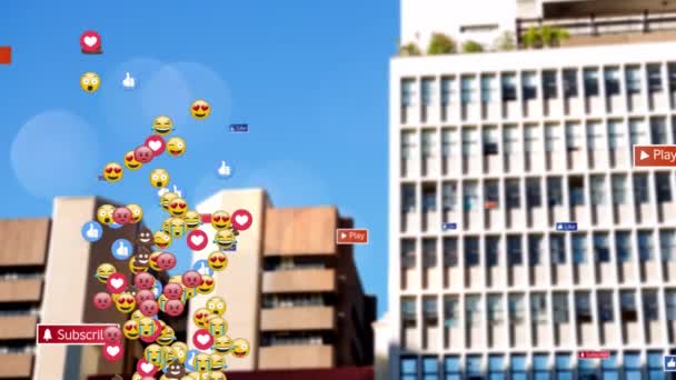 Анімація Падаючих Піктограм Соціальних Мереж Емоїдів Над Міським Пейзажем Соціальні — стокове відео