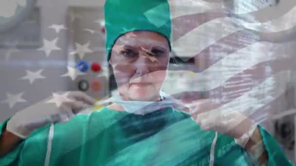 动手术时 美国国旗飘扬在女外科医生的头顶上 全球医学 围产期保健服务 数码制作的19种流行病概念视频 — 图库视频影像