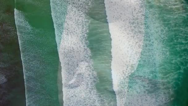 波の空中ビューに対してナイジェリアフラグを振ってのデジタル組成 国家観光旅行のコンセプト — ストック動画