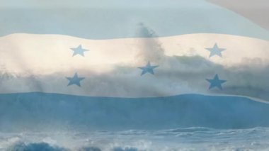 Denizde dalgalara karşı Honduras bayrağı sallamanın dijital bileşimi. Ulusal turizm ve seyahat kavramı