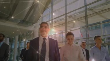 Ofisteki iş adamları üzerinden bağlantı ağının animasyonu. küresel bağlantılar, iş dünyası, dijital arayüz, teknoloji ve ağ konsepti dijital olarak oluşturulmuş video.