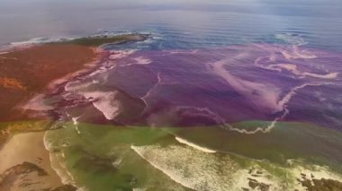 Deniz dalgalarının hava görüşüne karşı Alman bayrağı sallamanın dijital bileşimi. Ulusal turizm ve seyahat kavramı