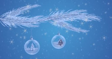 Mavi arka planda kar yağarken yılbaşı toplarının olduğu bir Noel ağacı animasyonu. Noel, kış, gelenek ve kutlama konsepti dijital olarak oluşturulmuş video.