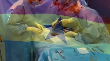 Ameliyathanede cerrahların üzerinde sallanan Gana bayrağının animasyonu. küresel tıp, covid 19 pandemik konsept sırasında sağlık hizmetleri dijital olarak üretilen video.