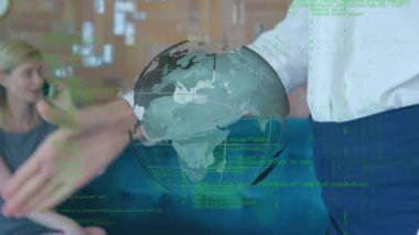 Tokalaşan insanlarla ilgili veri işleme ve küre animasyonu. küresel bağlantılar, iş dünyası, dijital arayüz, teknoloji ve ağ konsepti dijital olarak oluşturulmuş video.