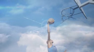 Afrika kökenli Amerikalı erkek basketbolcu üzerinden bağlantı ağlarının animasyonu. global spor, bağlantılar ve veri işleme kavramı dijital olarak oluşturulmuş video.