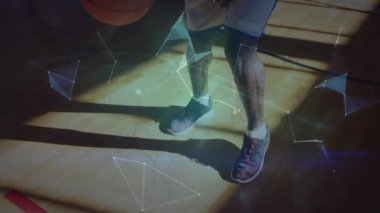 Afro-Amerikan erkek basketbolcu üzerinden bağlantı ağının animasyonu. global spor, bağlantılar ve dijital arayüz konsepti dijital olarak oluşturulmuş video.