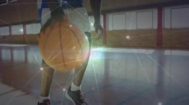 Afro-Amerikan erkek basketbolcu üzerinden bağlantı ağının animasyonu. global spor, bağlantılar ve dijital arayüz konsepti dijital olarak oluşturulmuş video.