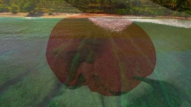 Sahile ve deniz dalgalarına karşı Japon bayrağı sallamanın dijital bileşimi. Ulusal turizm ve seyahat kavramı