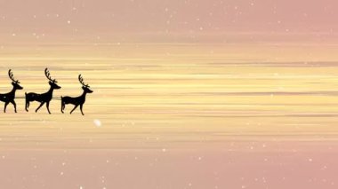 Noel Baba 'nın üzerine yağan kar, ren geyikleri tarafından sarı ışık yollarına çekiliyor. Noel şenliği ve kutlama konsepti