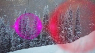 Kar yağışının animasyonu ve Noel süsleri kış köknar ağaçları üzerinde. Noel, gelenek ve kutlama konsepti dijital olarak oluşturuldu.