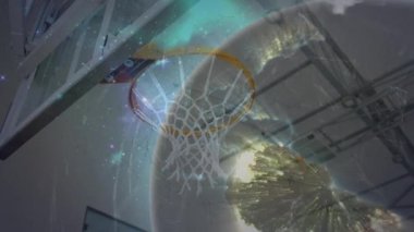 Kafkasyalı erkek basketbolcu üzerinden bağlantı ağının ve dünyanın animasyonu. global spor, bağlantılar ve dijital arayüz konsepti dijital olarak oluşturulmuş video.