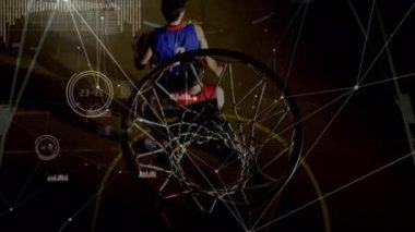 Spor salonundaki çeşitli basketbol oyuncuları üzerinden veri işleme ve bağlantı ağlarının animasyonu. global spor, bağlantılar ve veri işleme kavramı dijital olarak oluşturulmuş video.