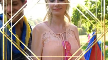 Yaz kampında dans eden insanlar üzerinde altın desenli animasyon. olay, kutlama, eğlence, yaz ve müzik konsepti dijital olarak oluşturulmuş video.