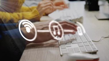 İş arkadaşları üzerinden simgelerle bağlantı ağının animasyonu. küresel bağlantılar, iş ve dijital arayüz kavramı dijital olarak oluşturulmuş video.