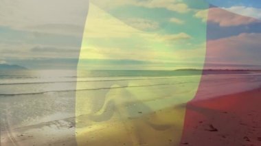 Denizde dalgaların havada dalgalanmasına karşı Belçika bayrağının dijital bileşimi. Ulusal seyahat ve turizm kavramı