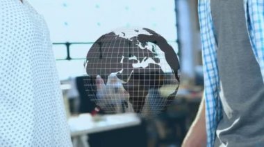 Tokalaşan insanlarla ilgili veri işleme ve küre animasyonu. küresel bağlantılar, iş dünyası, dijital arayüz, teknoloji ve ağ konsepti dijital olarak oluşturulmuş video.