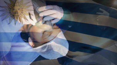 Ameliyathanede cerrahların üzerinde sallanan uruguay bayrağının animasyonu. küresel tıp, covid 19 pandemik konsept sırasında sağlık hizmetleri dijital olarak üretilen video.