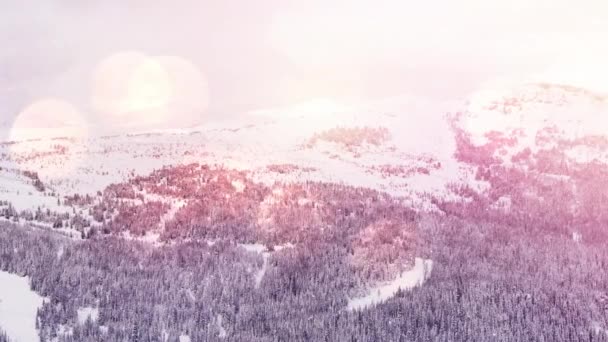 Macchie Luce Neve Cadono Sul Paesaggio Invernale Con Montagne Alberi — Video Stock