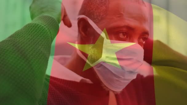 Animación Bandera Camerún Ondeando Sobre Hombre Con Máscara Facial Durante — Vídeos de Stock