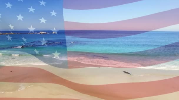 Kumsalın Deniz Dalgalarının Havadan Görüntüsüne Karşı Bize Bayrak Sallamanın Dijital — Stok video