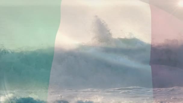 Denizde Dalgaların Havadan Görüntüsüne Karşı Dalgalanan Talya Bayrağının Dijital Bileşimi — Stok video