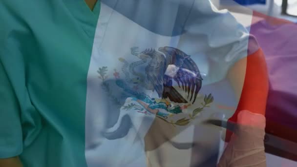 在手术室里 墨西哥国旗在女外科医生面前飘扬 全球医学 围产期保健服务 数码制作的19种流行病概念视频 — 图库视频影像