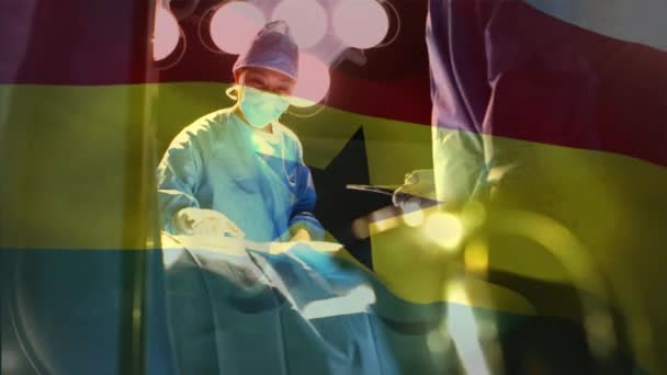 Animación Bandera Ghana Ondeando Sobre Cirujanos Quirófano Medicina Global Servicios — Vídeos de Stock