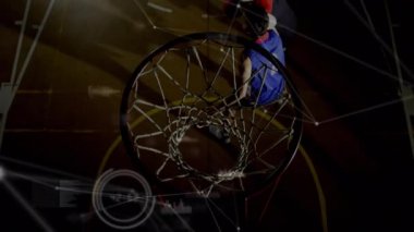 Spor salonundaki çeşitli basketbol oyuncuları üzerinden veri işleme ve bağlantı ağlarının animasyonu. global spor, bağlantılar ve veri işleme kavramı dijital olarak oluşturulmuş video.