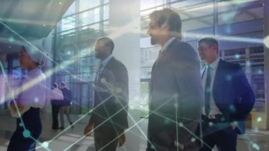 Ofisteki iş adamları üzerinden bağlantı ağının animasyonu. küresel bağlantılar, iş dünyası, dijital arayüz, teknoloji ve ağ konsepti dijital olarak oluşturulmuş video.