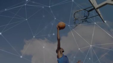 Afrika kökenli Amerikalı erkek basketbolcu üzerinden bağlantı ağlarının animasyonu. global spor, bağlantılar ve veri işleme kavramı dijital olarak oluşturulmuş video.