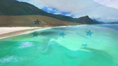 Sahilin ve deniz dalgalarının hava manzarasına karşı Honduras bayrağı sallamanın dijital bileşimi. Ulusal turizm ve seyahat kavramı
