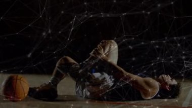 Beden eğitiminde karışık ırk erkek basketbol oyuncusu üzerinden bağlantı ağlarının animasyonu. global spor, bağlantılar ve veri işleme kavramı dijital olarak oluşturulmuş video.