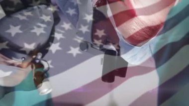 Ameliyathanede cerrahların üzerinde sallanan ABD bayrağının animasyonu. küresel tıp, covid 19 pandemik konsept sırasında sağlık hizmetleri dijital olarak üretilen video.
