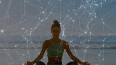 Kumsalda yoga yapan Kafkas bir kadın üzerindeki bağlantı ağlarının animasyonu. global spor, incelik ve sağlıklı yaşam tarzı konsepti dijital olarak oluşturulmuş video.