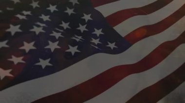 Dağlarla çevrili arazide bayrak sallamanın dijital bileşimi. Ulusal turizm ve seyahat kavramı