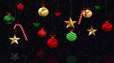 Siyah arka planda, Noel ağacı süslemelerinin üzerine düşen kar animasyonu. Noel, gelenek ve kutlama konsepti dijital olarak oluşturuldu.