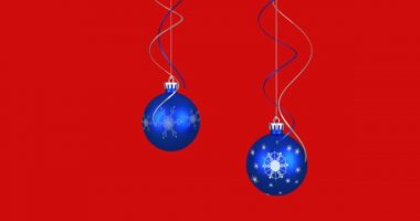 Kırmızı arka planda Noel ağacı süslerinin canlandırılması. Noel, gelenek ve kutlama konsepti dijital olarak oluşturuldu.