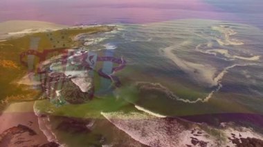 Deniz dalgalarının havadan görüntüsüne karşı sallanan İspanya bayrağının dijital bileşimi. Ulusal turizm ve seyahat kavramı