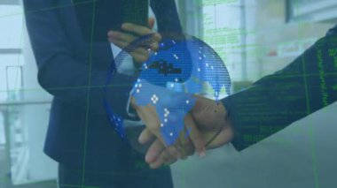 Dünya ve veri işleme animasyonunun çeşitli iş adamları arasında el sıkışması. küresel iş iletişimi ve veri ağı konsepti dijital olarak oluşturulmuş video.
