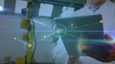 Tablet kullanan beyaz adam üzerindeki bağlantı ağının animasyonu. küresel ağlar, bağlantılar, bilgisayarlar, veri işleme ve dijital arayüz kavramı dijital olarak oluşturuldu.