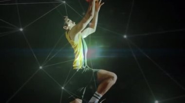 Beden eğitiminde karışık ırk erkek basketbol oyuncusu üzerinden bağlantı ağlarının animasyonu. global spor, bağlantılar ve veri işleme kavramı dijital olarak oluşturulmuş video.