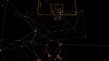 Spor salonundaki beyaz erkek basketbolcu üzerinden bağlantı ağlarının animasyonu. global spor, bağlantılar ve veri işleme kavramı dijital olarak oluşturulmuş video.