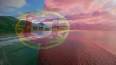 Portekiz bayrağının dijital bileşimi denizdeki dalgaların hava görüntüsüne karşı. Ulusal seyahat ve turizm kavramı