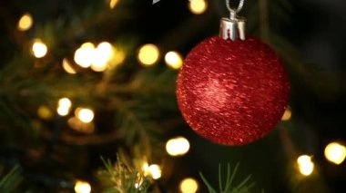 Köknar ağacı dallarının animasyonu ve noel ışığı ve dekorasyonları. Noel, gelenek ve kutlama konsepti dijital olarak oluşturuldu.