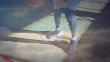 Afro-Amerikan erkek basketbolcu üzerinden bağlantı ağının animasyonu. global spor, bağlantılar ve dijital arayüz konsepti dijital olarak oluşturulmuş video.